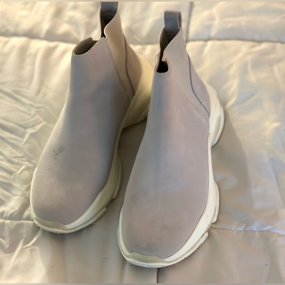 Previously Loved Steve Madden Sneakers Women’s size 7.5, authentic leather